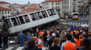 un grave accident a touché lisbonne : le célèbre funiculaire de gloria a déraillé, provoquant quinze morts et dix-huit blessés. découvrez les détails de cette tragédie marquante et les réactions des autorités.